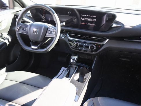 Used 2025 Buick Envista Sport Touring image 12