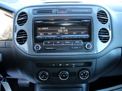 Used 2014 Volkswagen Tiguan S image 23