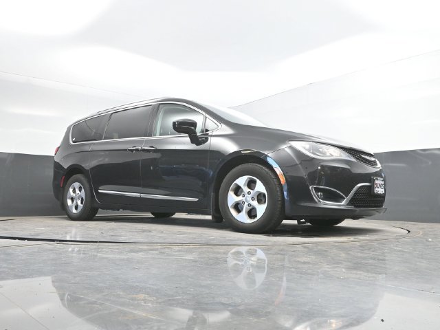 Used 2017 Chrysler Pacifica Touring-L Plus FWD image 46