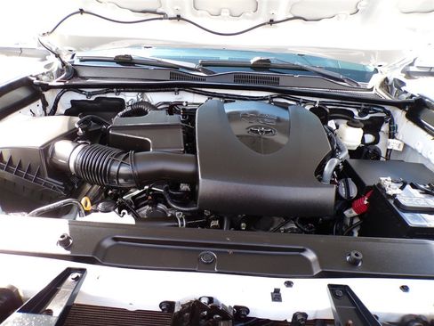 Used 2022 Toyota Tacoma Limited image 2