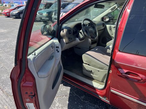 Used 2006 Chrysler Town & Country Touring image 9