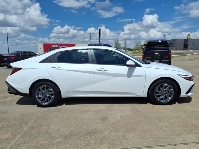 Used 2026 Hyundai Elantra Hybrid FWD image 4