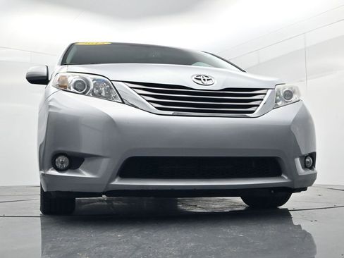 Used 2015 Toyota Sienna XLE image 46