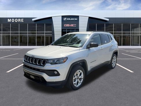 Used 2025 Jeep Compass Latitude AWD/4WD image 6