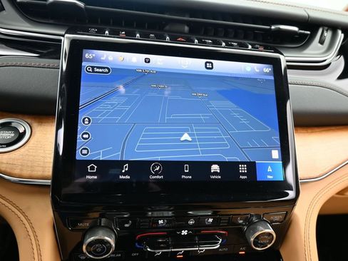 Used 2024 Jeep Grand Cherokee Summit image 20