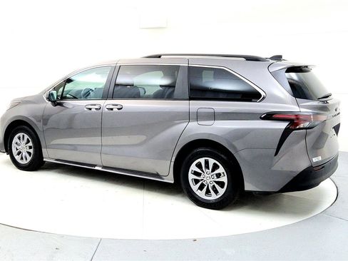Used 2024 Toyota Sienna XLE image 4