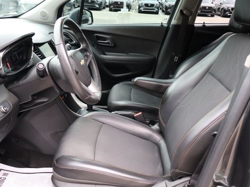 Used 2018 Chevrolet Trax LT w/ LT Convenience Package FWD image 19