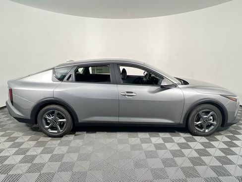New 2025 Kia K4 LXS image 2