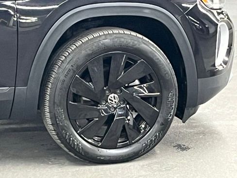 Used 2025 Volkswagen Atlas SE w/ Panoramic Sunroof Package image 42