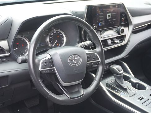 Used 2024 Toyota Highlander LE AWD/4WD image 7