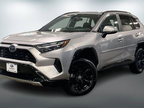 Used 2022 Toyota RAV4 SE image 3