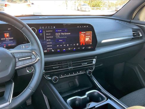 Used 2025 Chevrolet Traverse LT image 6