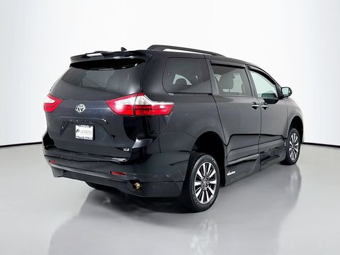 Used 2018 Toyota Sienna Limited FWD image 5