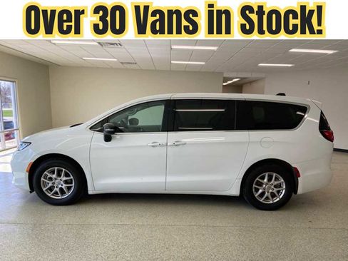 Used 2024 Chrysler Pacifica Touring-L FWD image 1