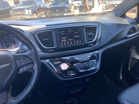 Used 2020 Chrysler Pacifica Touring w/ S Appearance Package FWD image 6