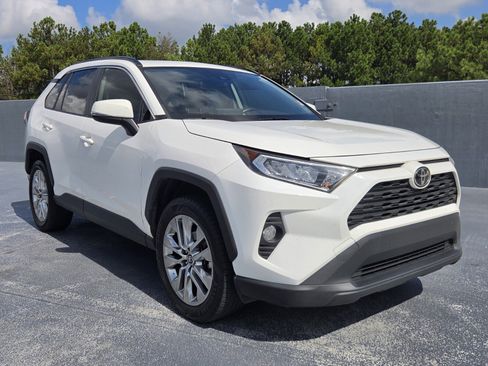 Used 2019 Toyota RAV4 XLE Premium FWD image 7