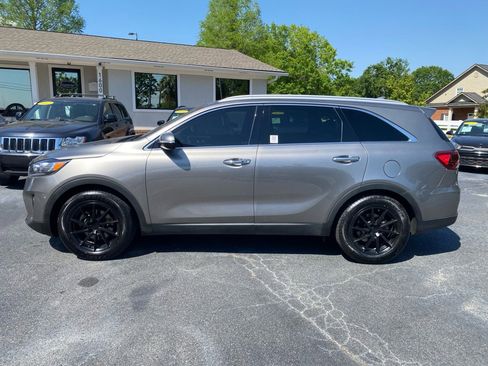 Used 2019 Kia Sorento EX image 3