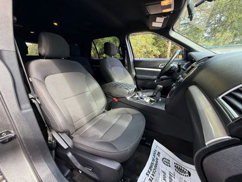 Used 2017 Ford Explorer XLT image 17