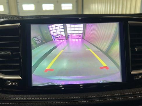 Used 2024 Chrysler Pacifica Touring-L image 22