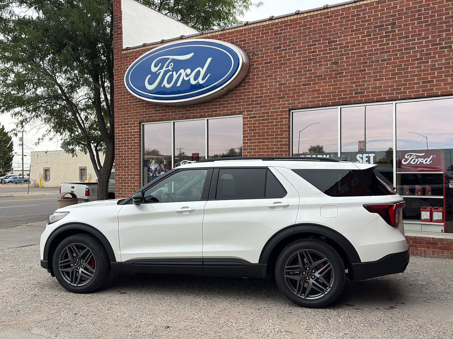 New 2027 Ford Explorer ST w/ Sun And Sound Package AWD/4WD image 2