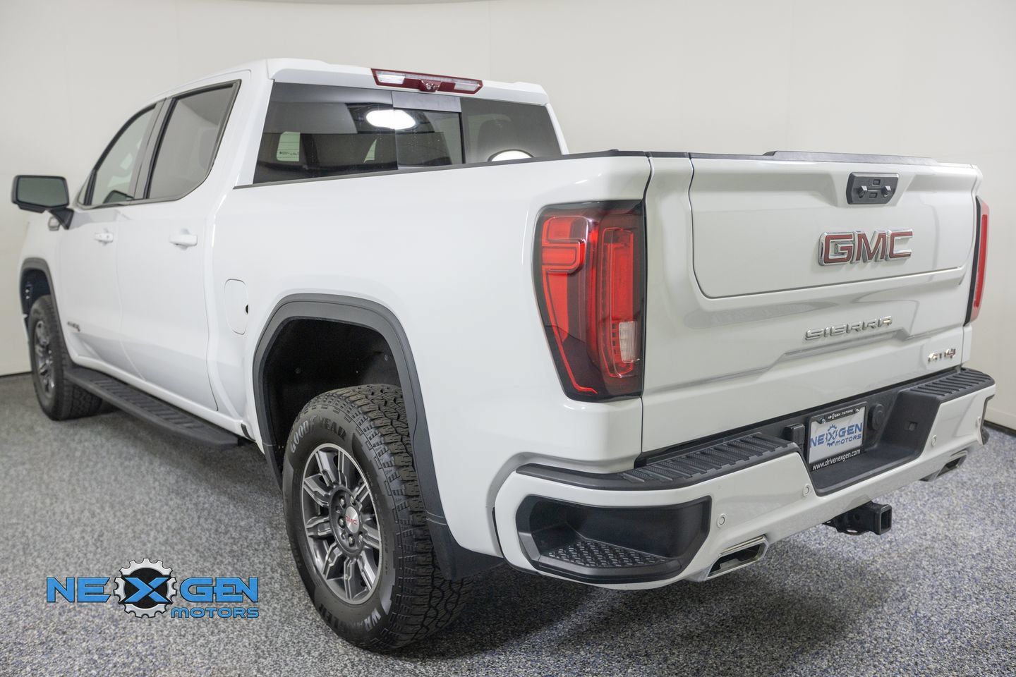 Used 2024 GMC Sierra 1500 AT4 w/ Technology Package AWD/4WD image 27