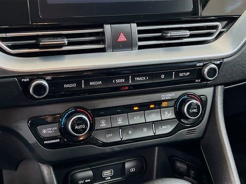 Certified 2022 Kia Niro EX image 15