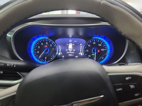 Used 2017 Chrysler Pacifica Limited image 10