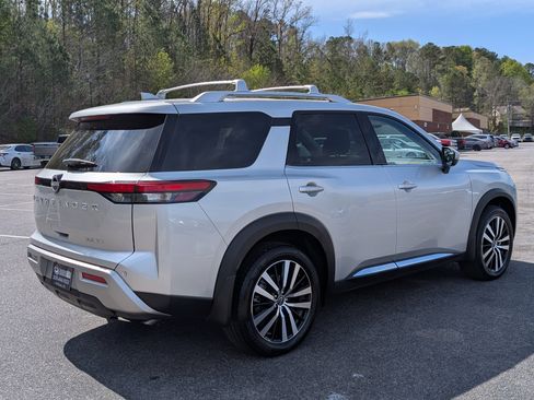 Used 2024 Nissan Pathfinder Platinum w/ Cargo Package image 9