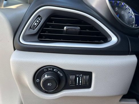 Used 2022 Chrysler Pacifica Touring-L image 35