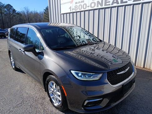 Used 2023 Chrysler Pacifica Touring-L image 1