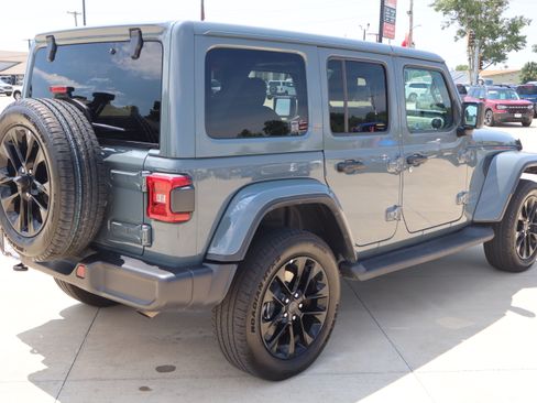 Used 2025 Jeep Wrangler Unlimited Sahara AWD/4WD image 5