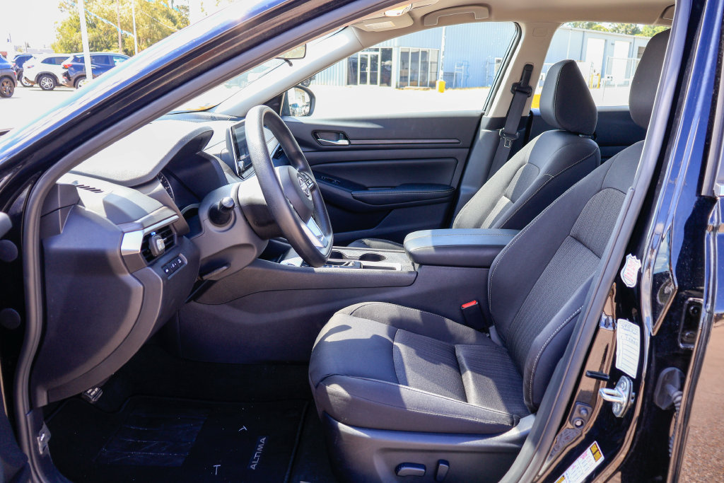 Used 2025 Nissan Altima 2.5 SV FWD image 7