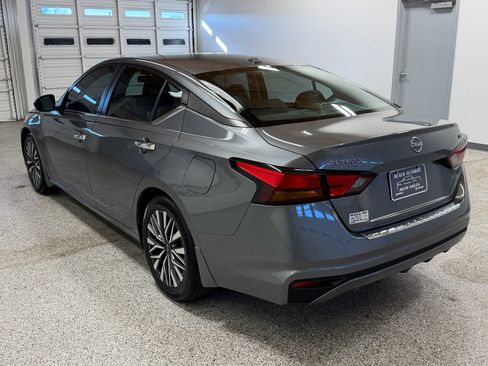 Used 2023 Nissan Altima 2.5 SV image 2