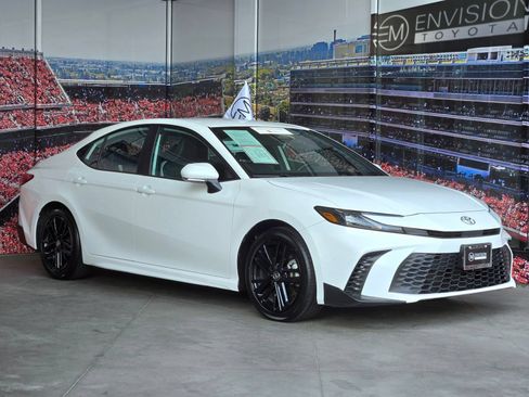 Certified 2025 Toyota Camry SE FWD image 1