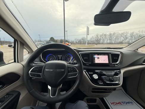 Used 2023 Chrysler Voyager LX image 11