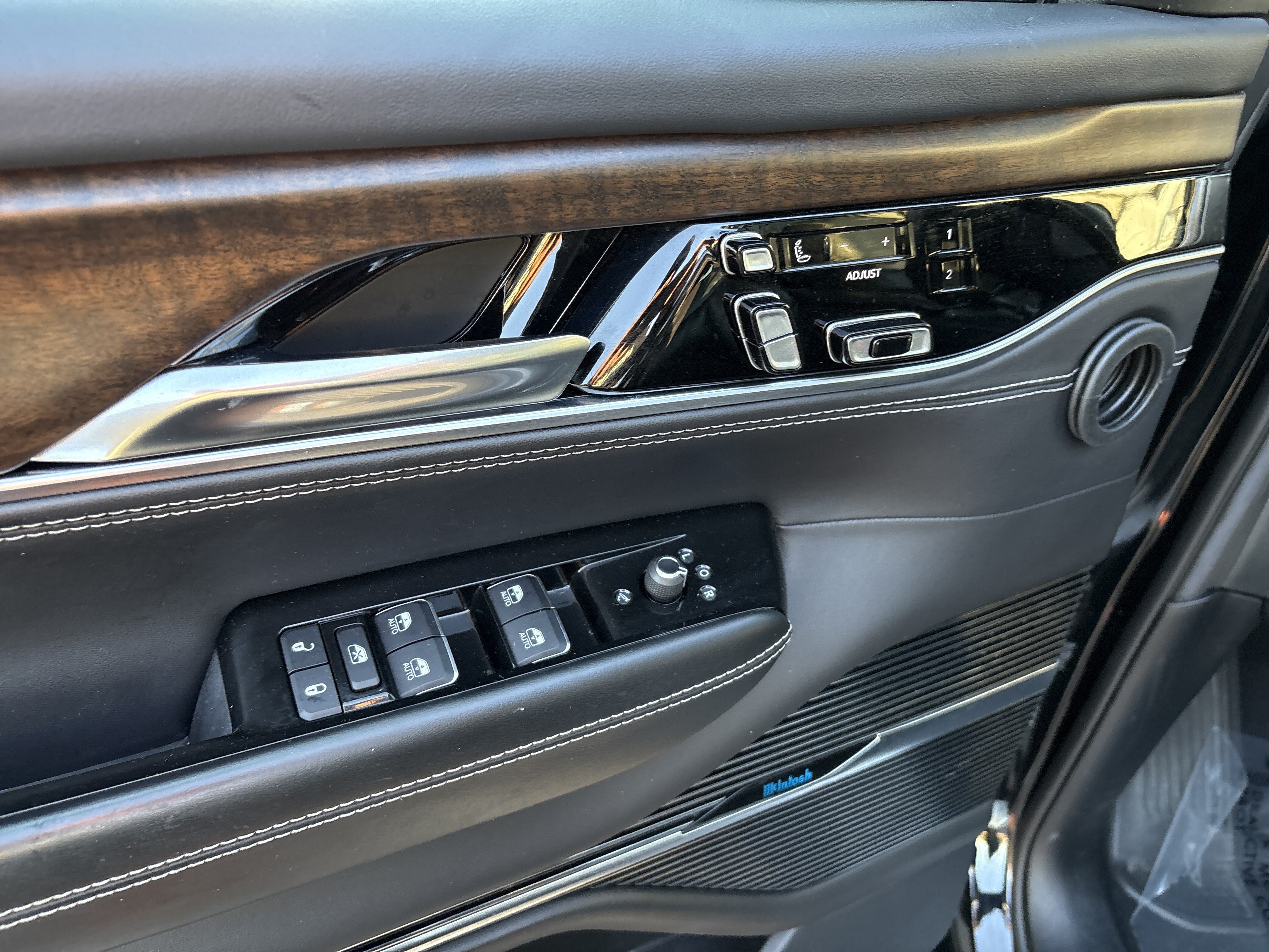 Used 2022 Jeep Grand Wagoneer Series II AWD/4WD image 16
