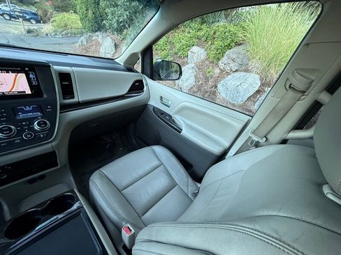 Used 2015 Toyota Sienna XLE Premium image 19