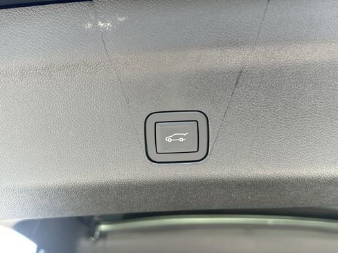 New 2025 Chevrolet Suburban Premier image 34