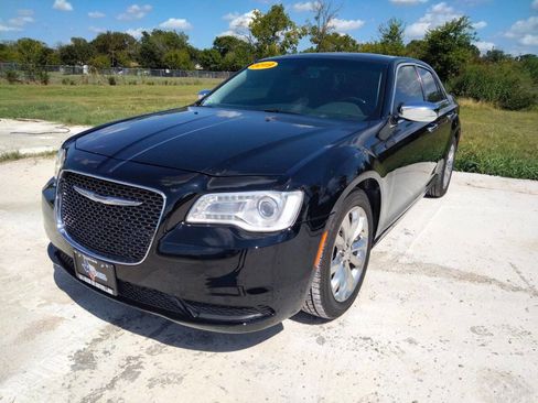 Used 2019 Chrysler 300 Limited image 1