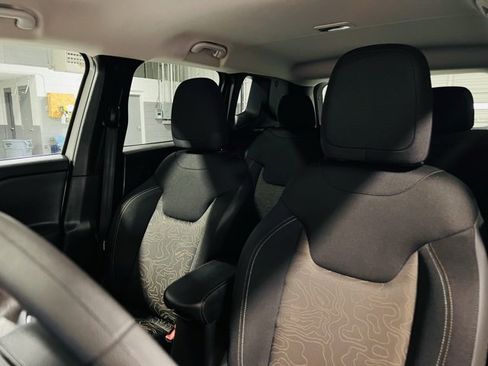 Used 2023 Jeep Renegade Latitude image 3