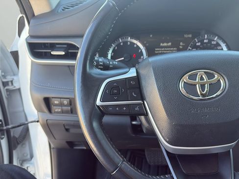 Used 2024 Toyota Highlander LE AWD/4WD image 18