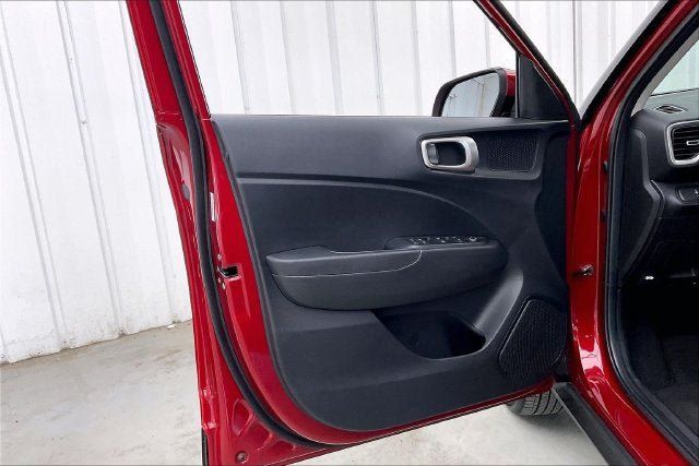 Used 2025 Hyundai Venue SEL FWD image 21
