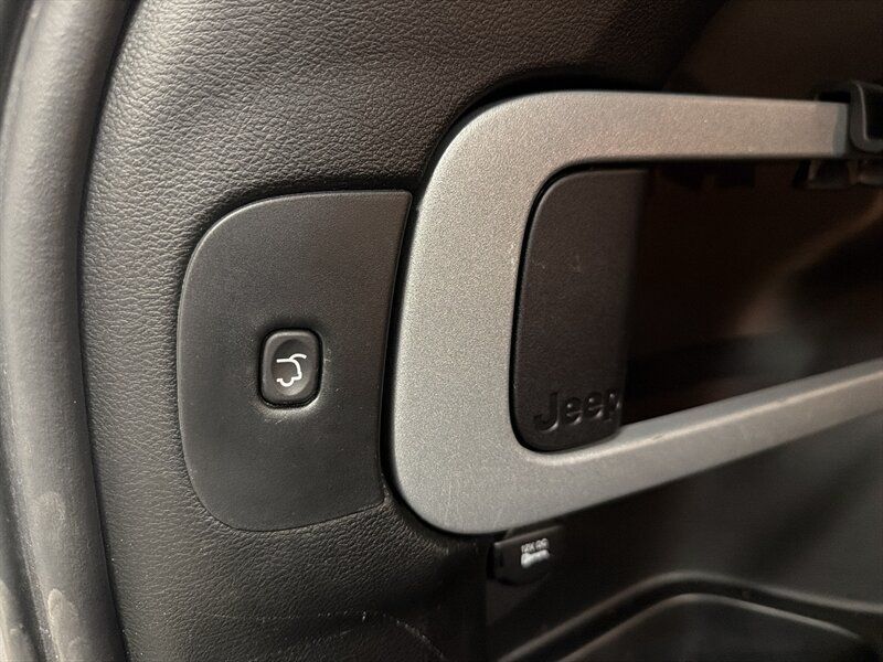 Used 2018 Jeep Cherokee Latitude Plus w/ Comfort/Convenience Group FWD image 41