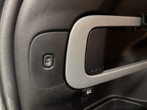 Used 2018 Jeep Cherokee Latitude Plus w/ Comfort/Convenience Group FWD image 41