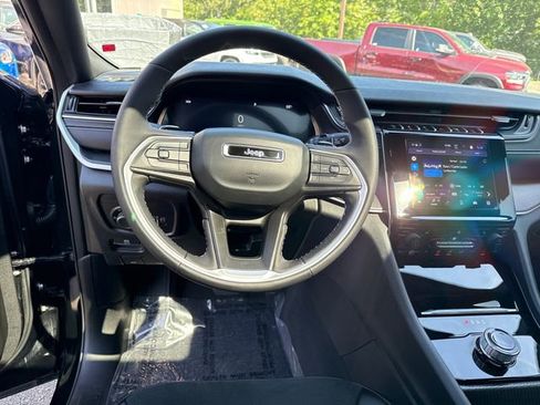 Used 2024 Jeep Grand Cherokee Altitude AWD/4WD image 17