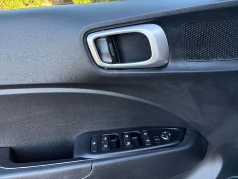 Used 2025 Hyundai Venue SEL image 18