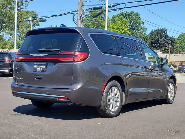 Used 2023 Chrysler Pacifica Touring-L FWD image 6