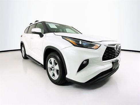 Used 2022 Toyota Highlander LE image 3