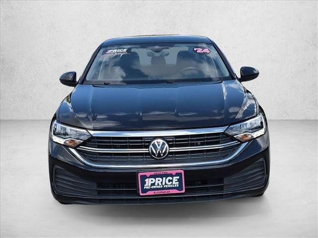 Used 2024 Volkswagen Jetta SE FWD image 2