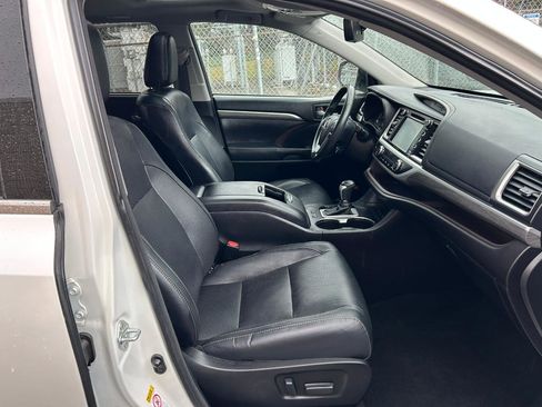 Used 2017 Toyota Highlander Limited w/ Carpet Mat Package AWD/4WD image 19